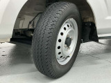 【溝】路面の水や雪を排出し、タイヤと路面の密着性を高めるための重要役割を担っています。この排水機能により、濡れた路面でのハイドロプレーニング現象を防ぎ、安全な走行を可能にします。