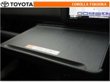 停車時にノートパソコンなどを置ける引き出しテーブル。仕事の効率を考えた設計です。