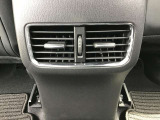 後部座席にもエアコン吹き出し口がしっかり装備されています。