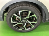 純正アルミホイールです。足元が引き立つので、車全体のイメージがアップしますよ!