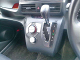 こまめな温度管理のできるオートエアコンがついたお車です