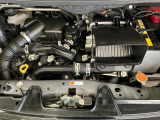 クリーナーを施工箇所全体に噴霧を行い、汚れ箇所を中心にブラッシングします。その後、専用の機械を使い、リンサーまたはスチーム洗浄で汚れを落としております。