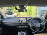運転席まわりはメーターや画面が見渡しやすく、前方の視界も広々としています。落ち着いた色合いでまとまり、毎日の移動を快適に過ごせる空間です。