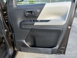 乗り降りで多く使用する運転席ドアですが、目立った傷や汚れもなく綺麗です!