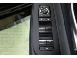 全ての窓が運転席から操作できます。今やほぼ当たり前ですが、無いと不便なアイテムですよね。ドアの施錠・解錠と連動してドアミラーが格納・復帰するオート電動格納機能も装備しています。