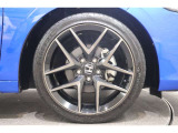 純正のアルミホイールが足元を飾ります!タイヤサイズは235/40R18となります。