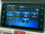 FM・AMラジオや交通情報、Bluetooth、USBなどのメニューが画面に並び、使いたい項目を選びやすい構成です。音声機器の接続方法も表示され、日々の移動中に便利に活用できます。