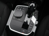 【シフトノブ】BMWの高性能オートマチックは、ATセレクトレバーを左側に倒すことで、通常の「D」から「S」(スポーツ)または「M」(マニュアル)へと切り替えが可能です。