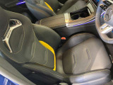 メルセデスのシートは、少し硬めに出来ておりますので、長時間の運転でも疲れにくく、安全にドライビングをお楽しみ頂けます
