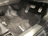 内装工程では、中古車を気持ちよくお乗りいただけるよう清掃しております。シートの洗浄はもちろん、ニオイの元となるフロアカーペットまで洗浄・消臭を実施。