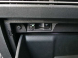 ETCユニットがグローブBOX内に収まっています。