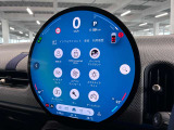 デジタルスピードメーター、航空機のコックピット操作箇所と同じ配色で目が疲れにくいように設計されてます。