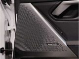 ハーマンカードンは移動中の車内空間をより快適に過ごす為のスピーカーで600W・9チャンネル・サラウンド・車両専用のイコライザーが装備され、良質な音源でございます。