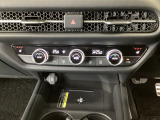 【左右独立オートエアコン】左右席で独立温度コントロールが可能です。運転席はキンキンに冷やして助手席はマイルドにと言った設定が可能です☆暑さ寒さでケンカすることもなくなりますね♪