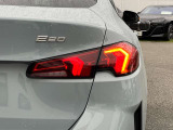 BMWのテールランプはプレスラインへと続く形状のため、統一感のある綺麗なラインを演出しております。