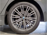 【BMWアロイホイル】軽量かつ強度に拘ったアロイホイル。走行性能ポテンシャルを引き出す設計。車の足元を引き締めてくれる大きなポイントはアロイホイルです。
