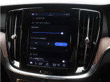 ルームランプの明るさはセンターディスプレイでお好みに調節できます。車内のアンビエントライトは、車外が暗くなったときに車内を快適な雰囲気に演出します。