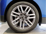 アロイは英語で合金を意味しますが、車の世界ではアルミ製のホイールを指します。大衆車のホイールは製造コストが安いスチール(鉄)でできていますが、アルミ(アルミ合金)製ホイールは軽いのが特徴です。