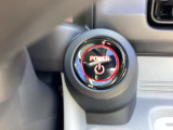【ENGINE START/STOP】スマートキーをポケットやバッグに入れたままで、キーを差し込むことなくボタンを押すだけでエンジンが始動します。