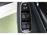 全ての窓が運転席から操作できます。今やほぼ当たり前ですが、無いと不便なアイテムですよね。ウインドウロックも装備しています。