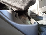後席の足元には濡れた傘や汚れてしまった靴などを収納できるトレーがあります。