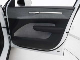 運転席ドアの全景です。キャビンを彩るすべてのものに、機能を形にした美しさが備わっています。