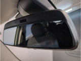【ルームミラー一体型ETC車載器】ルームミラーの裏側に目立たない様に配置されたETCカード挿入口。スタイリッシュ且つ機能的なものとなっております。