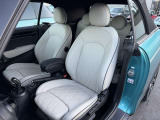 MINIのインテリアは初代から一貫してクラシックMINIのインテリアをモチーフにしております。