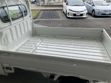 荷台寸法200&times;140センチ。あおりの高さが30センチ弱です