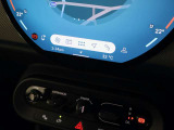 航空機のメータと同じ配色になっており、視認性に優れ夜でも目が疲れにくくなっています。