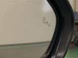 《ブラインドスポットモニター(BSM)》隣の車線を走るクルマをレーダーで探知。ドアミラーでは確認しづらい死角エリアのクルマを、ミラーについたLEDインジケーターを点滅させ、ドライバーに注意を促します。