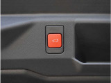 【パワーバックドア】スマートキーや運転席のボタンを押すだけでリアゲートが自動で開閉します。両手に荷物を持っている時や高い位置のバックドアを閉める際に便利な機能です。