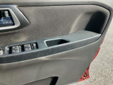 *キズ・臭い・その他情報* 運転席ドアの内側にペットの爪によるものと思われるひっかきキズが複数あります。