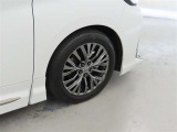装着タイヤサイズは、225/55R19です。純正アルミホイールを装着しております。
