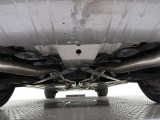 気になる中古車の下廻り。もちろん、納車時には整備スタッフによる点検を実施致しますので安心してご購入いただけます。