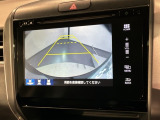 リバースギアに入れるだけで後方の表示へ切り替わります。夜間や雨の日の駐車も楽になりますよ。
