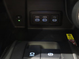USB充電用端子。置くだけ充電もついてます。