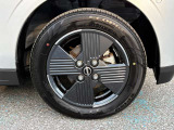 秘めたるパフォーマンスを足元からも主張する、日産純正アルミホイールが装着されています