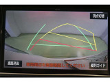 ハンドル操作に連動してガイドラインが変化するバックカメラ搭載です。クルマは構造上たくさんの死角がありますので、とても便利な機能ですね。あくまで補助の為の装備ですのでバックは目視での確認が大事ですよ!