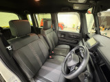 運転席は大きな座面と包み込むような背もたれが身体全体を支えます。上質なシートを採用し長時間の運転やコーナーの多い道も快適です。座ったときの頭上スペースも余裕たっぷりでロングドライブも楽チンです♪