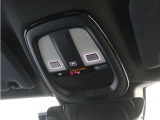 ルーフにあるボタンは、車両が始動しない場合、パンクした場合、または事故に遭った場合などの緊急時に支援の要請に使用できるため、安心感を高めることができます。