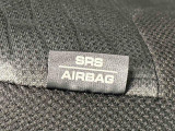 車両側方からの衝撃を緩和するSRSサイドエアバッグ(運転席/助手席)が付いてます