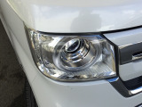 明るく白い光のLEDヘッドライトにより、夜間でも遠くまで見通しやすく、安全性が高まります。
