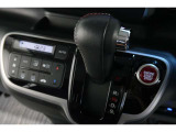 インパネシフトだから視線の移動も少なく足元もスッキリ♪運転席もゆったりしているのでゆとりを持ってドライブできますね!