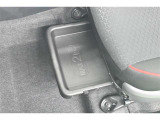 助手席シートアンダートレイ付き。シューズなどをしまっておけます。