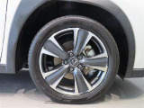 純正のアルミホイール装着車です。タイヤサイズは225/50R18です。
