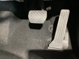 マツダ車の共通するポイントに前輪を前に出し運転席足元スペースを広げたこと!これによりホイールハウスが邪魔にならずにドライバーの中心線を基準とした位置へのペダル配置が可能となりました!