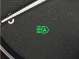 【ハイビームアシスト】先行車または対向車の有無や周辺の明るさなどに応じて、ヘッドライトのハイビーム(上向き)とロービーム(下向き)を自動で切り替えます。