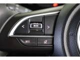 運転中にステアリングから手を離さなくてもオーディオ操作が出来るスイッチを装備しています。走行中に視線を逸らさず出来る手元操作は安全運転につながります。