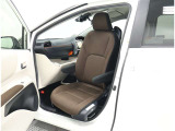 助手席回転シート装着車:助手席が回転して、乗り降りをサポートしてくれます♪助手席ドアを全開にして、回転レバーを手前に引くと、シートが回転します!